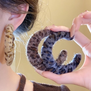 Chic leopard print faux fur C-shaped earrings in brown and dark grey plush finish