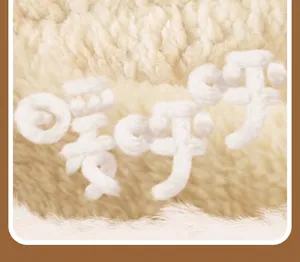 Primo piano in pile beige spesso che offre calore e morbidezza per cucce di cani e gatti