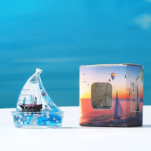 Gros plan d'une bouteille de fluide de voilier insubmersible avec liquide bleu et paillettes