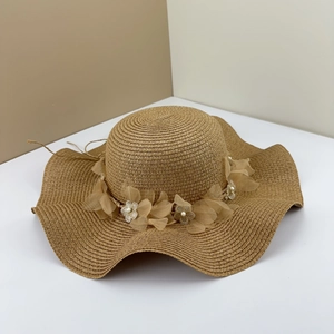 Chapeau de soleil en paille à large bord avec fleurs en dentelle et perles pour femme