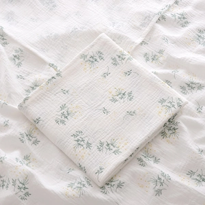 Baby-Pucktuch aus Baumwollmusselin mit grünen Blättern und gelbem Blumenmuster
