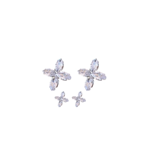 Boucles d'oreilles trèfle en argent serties de zircons clairs sur un fond blanc neutre