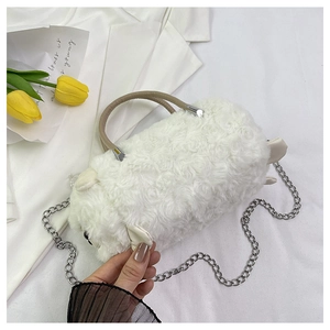 Dettaglio borsa a cilindro in peluche bianca con catena d'argento e orecchie di agnello