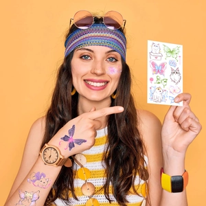 Détails de tatouages temporaires de chats et papillons sur le visage et le bras du mannequin