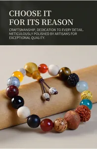 Detailansicht eines Multi-Bead-Bodhi-Samen-Armbands mit Natursteinen auf einer Rolle