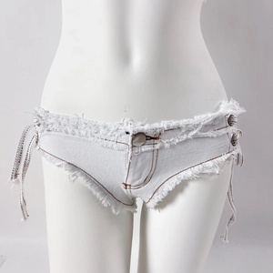 Dettaglio di pantaloncini di denim bianco con bordi sfrangiati e lacci laterali regolabili
