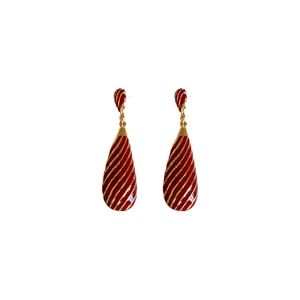 Boucles d'oreilles vintage goutte d'eau en émail rouge et doré sur fond blanc