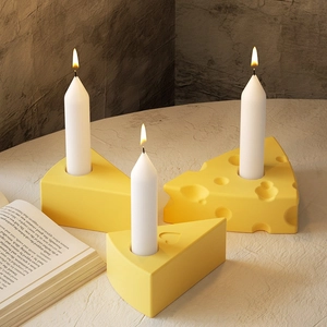 Vista dettagliata di portacandele in silicone a forma di formaggio giallo con texture