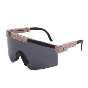 Sportliche Radsport-Sonnenbrille mit grauen Gläsern und schwarz-beigem Farbspritzer-Rahmen