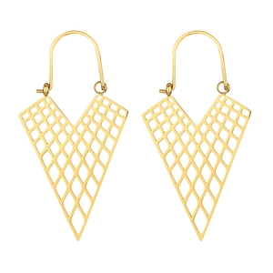 Boucles d'oreilles triangulaires ajourées dorées avec fermoir crochet sur fond blanc