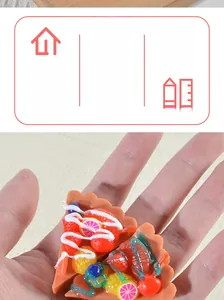 Vue macro d'un modèle miniature de gâteau aux fruits en résine avec détails réalistes de fraise