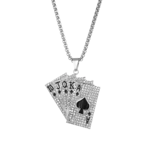 Détail du collier en acier titane argenté avec pendentif quinte flush étincelant