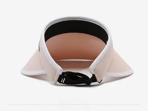Dettaglio posteriore della visiera parasole rosa con cinturino regolabile elasticizzato