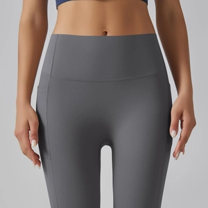 Detailweergave van de high-waist yogabroek met compressieband en zijzakken
