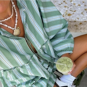 Ensemble rayé vert et blanc pour femme avec manches lanternes et collier de perles