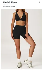 Détail de l'ensemble de yoga noir brossé avec haut col en V et short de sport taille haute