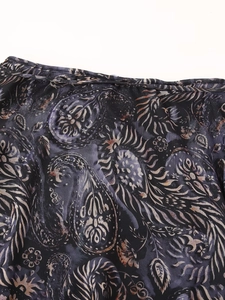 Gros plan du tissu en maille avec motif cachemire violet et détails de couture précis
