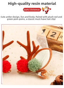 Détail de pinces à cheveux de Noël avec bois de renne, pompons rouge vert et résine