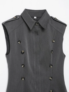 Vue détaillée de la robe sans manches gris foncé avec boutons à double boutonnage et épaulettes
