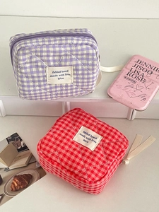 Neceser acolchado con diseño de cuadros en rojo baya y morado para cosméticos diarios