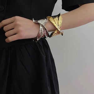 Minimalist Irregular Pleated Texture Alloy Open Cuff Bangle Twisted Metallic Statement Bracelet For Women Vintage Fashion