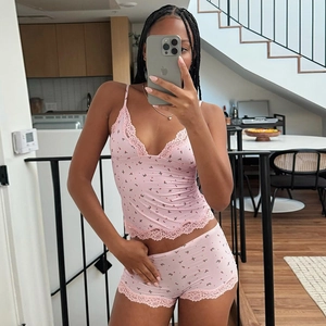 Ensemble caraco et short rose à imprimé floral avec bordure en dentelle délicate