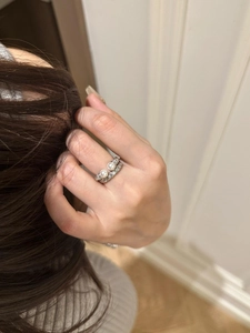 Detail view of S925 sterling silver twist rings with pearls on a model's finger