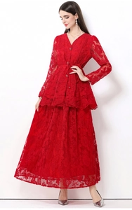 Dettaglio del completo in pizzo rosso francese con scollo a V e ricami floreali eleganti