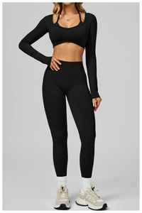 Détail de l'ensemble de yoga noir sans couture avec haut court et leggings taille haute