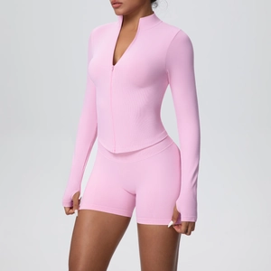 Vue détaillée de l'ensemble de yoga rose nervuré avec manches passe-pouce et short