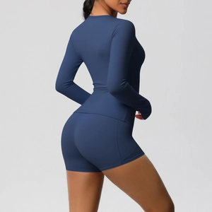 Détail de l'ensemble de yoga moulant à manches longues bleu marine avec short de sport