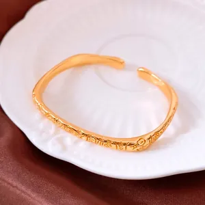 Bracelet ajustable plaqué or 24K avec motifs en relief traditionnels sur soie