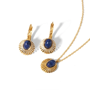 Parure en acier titane plaqué or 18 carats avec pierres ovales bleues et design rayons