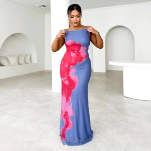 Robe midi moderne bleu lilas avec imprimé floral rose et bretelles ajustées