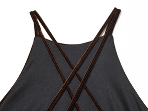 Détail des bretelles licou en velours et texture du tissu lisse sur cette robe noire