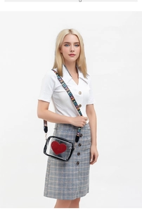 Détail du sac à bandoulière transparent avec cœur rouge et sangle à motif LOVE