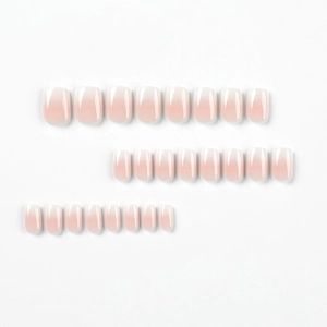 Kurze künstliche Fingernägel mit rosa-weißem Farbverlauf und eckiger runder Form