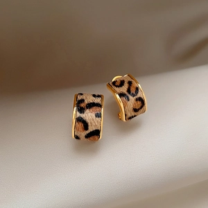 Leopard print geometric C-shaped stud earrings in gold metal for a vintage look