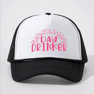 Casquette trucker rétro noir et blanc avec texte Day Drinker rose et filet arrière