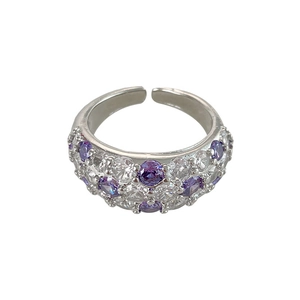 18K versilberter offener Ring mit lila und weißen Zirkonia-Kristallen auf weißem Grund