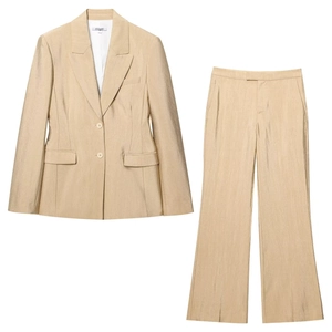 Tweedelig satijnen damespak in champagne goud met blazer en wijde broek in platte ligging