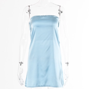 Détail de la robe bustier bleu clair moulante avec une finition satinée brillante