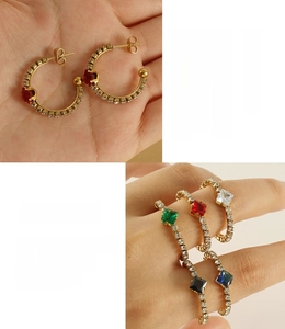 Détail de l'ensemble de bijoux en acier inoxydable doré 18 carats et pierres colorées