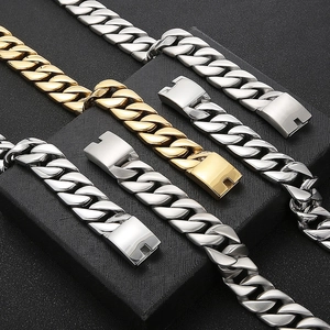 Colliers gourmettes hip hop pour hommes en or et argent sur fond noir texturé