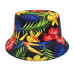 Dettaglio della stampa floreale tropicale con ibisco su cappello a secchiello nero