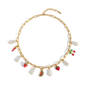 Collier de perles et breloques fruits avec chaîne dorée en acier inoxydable sur fond blanc