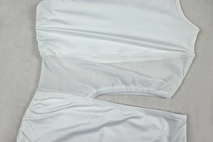 Vue détaillée du tissu en maille blanche avec empiècement en tulle transparent à la taille