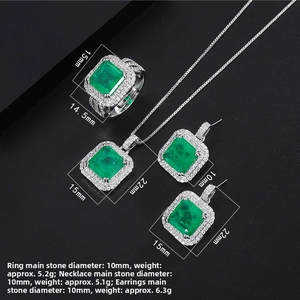 Macro de parure bijoux en argent avec pierres vertes coupe émeraude et pavé de diamants