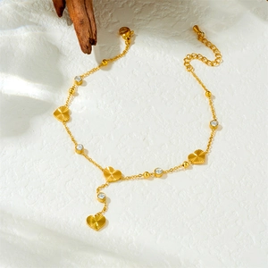 Bracelet de cheville en acier doré avec breloques cœur et pampille papillon cristal