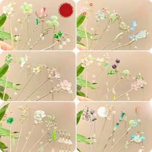 Detaillierte Nahaufnahme von Haarstäben im China-Stil mit Blumen und langen Quasten
